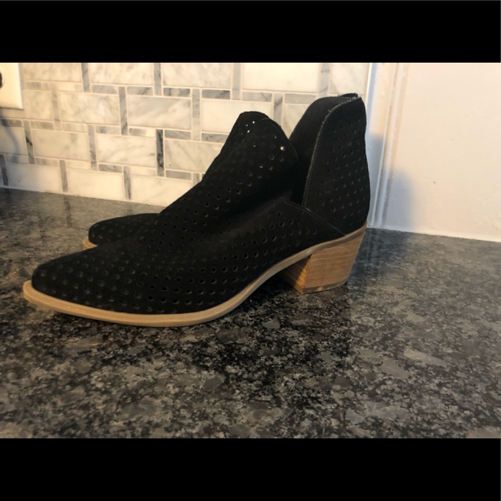 Steven Madden Black Booties Perforated 7.5 - Picture 1 of 5